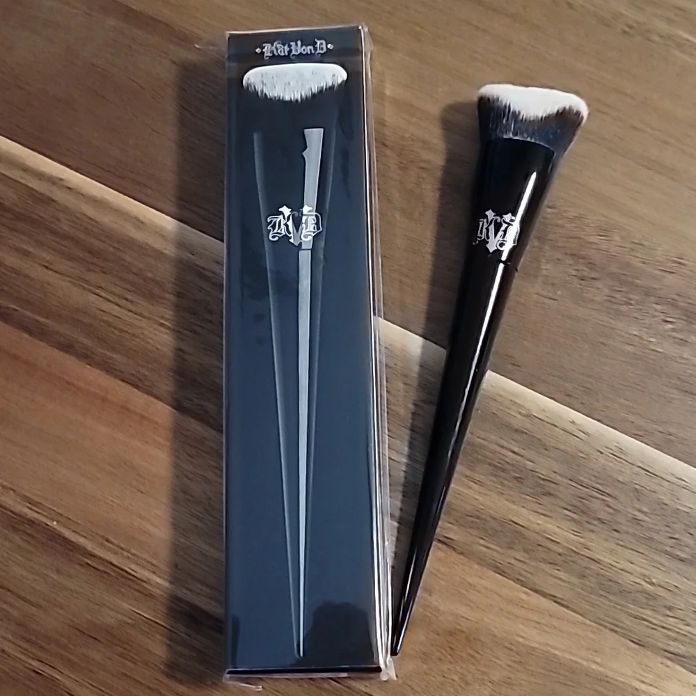 NIB KAT VON D Beauty, Lock It Edge Foundation Brush